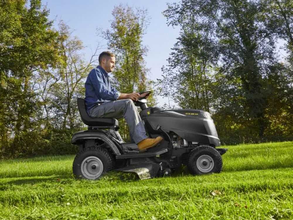 Alpina AT3 98 HA – Tractor cortacésped con motor Stiga ST 400