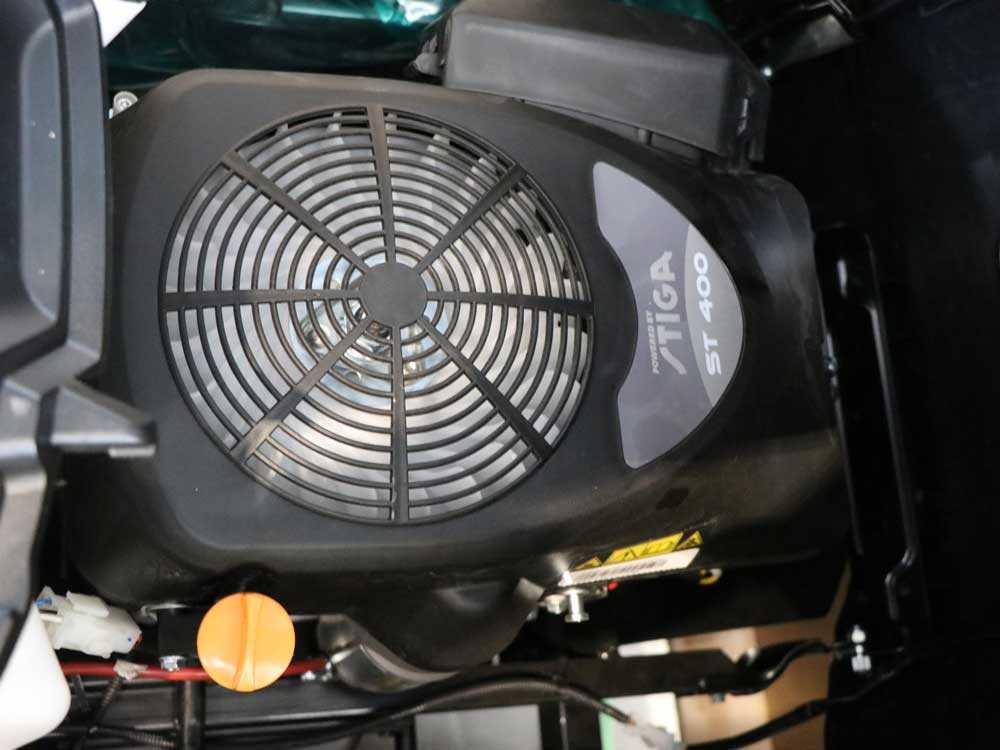 Alpina AT3 98 HA – Tractor cortacésped con motor Stiga ST 400